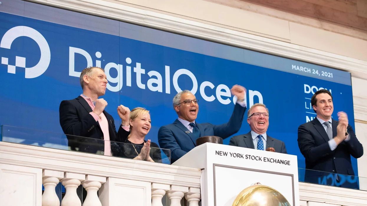 DigitalOcean首席执行官Yancey Spruill（中心）于2021年3月24日（星期三）在纽约证券交易所敲响了开场钟。照片：纽约证券交易所